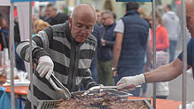 Neben der musikalischen ist auch die kulinarische Vielfalt bei der Kulturnacht ein Markenzeichen. Hier grillt der griechische ...