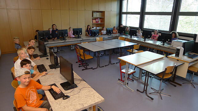 Die Rechner im Computerraum der Schule sollen mit einer neuen Software ausgestattet werden.
