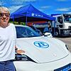 SÜDKURIER-Leserin Ellen Liebold vor dem Konzeptfahrzeug EVbeat &ndash; auf Basis eines Porsche Taycan.