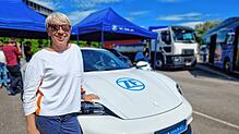 SÜDKURIER-Leserin Ellen Liebold vor dem Konzeptfahrzeug EVbeat &ndash; auf Basis eines Porsche Taycan.