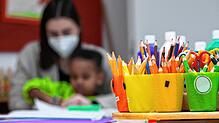 Auch Kindertageseinrichtungen werden wegen möglicher Ansteckungsgefahren mit dem Coronavirus im Frühjahr 2020 dicht gemacht und Eltern ...