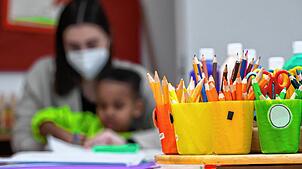 Auch Kindertageseinrichtungen werden wegen möglicher Ansteckungsgefahren mit dem Coronavirus im Frühjahr 2020 dicht gemacht und Eltern ...