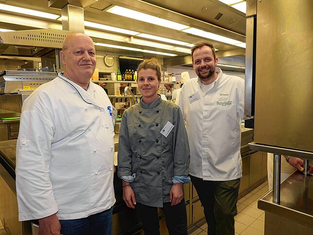 In der Waldhaus-Gastronomie fanden jüngst Prüfungen für Köche und Servicefachkräfte durch die IHK Hochrhein-Bodensee statt. Prüfer waren ...