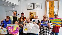 Stefan Budian (Zweiter von links) leitete den Kunstaktionstag und ist überzeugt, dass Menschen mit Handicap malen oft freier, da sie ...