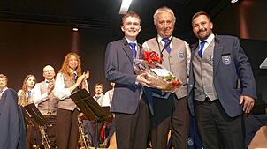 Die Vorsitzenden Jakob Wagner (links) und Thorsten Schäfer danken Leander Binder (Mitte) in ihrer Laudatio für seine 73 unvergesslichen ...