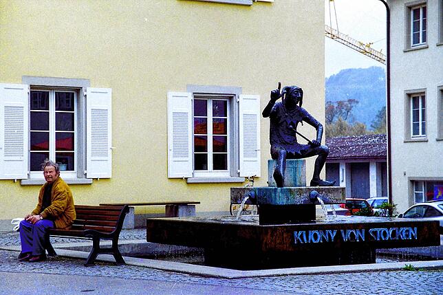 Bis 2001 war der Kuony-Brunnen am Marktplatz und zog dann zum Bürgerhaus um. Er erhielt dort einen neuen Brunnentrog.