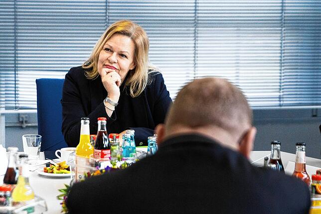 Nancy Faeser (SPD, l), Bundesministerin des Innern und Heimat, und Frank Wernecke (r), Vorsitzender der Dienstleistungsgewerkschaft ...