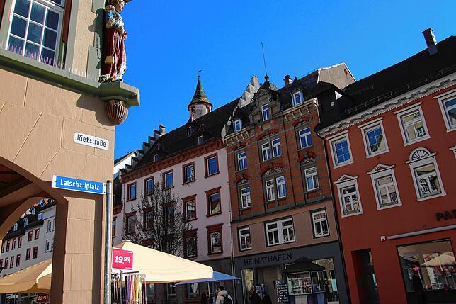 Auch am Haux-Gebäude prangt ein Straßenschild mit dem Aufschrift „Laschariplatz“.
