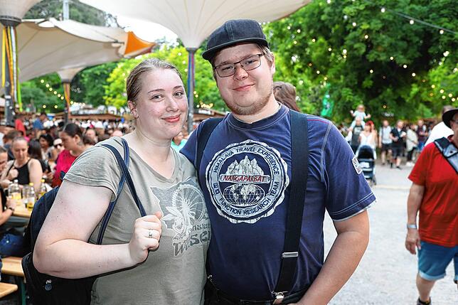 Bild 26: Hier ist was los! Die Besucher schlendern beim Seenachtfest 2023 über die Hafenmeile