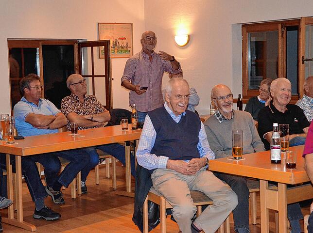UWG-Rat Joachim Mutschler (hinten) bricht eine Lanze für die Arbeit von Gemeinderat und Verwaltung.