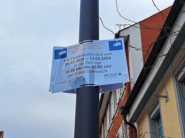 Per Liveübertragung überwacht die Polizei das Treiben in Färberstraße, wie solche Schilder deutlich machen – und zwar jeweils von ...