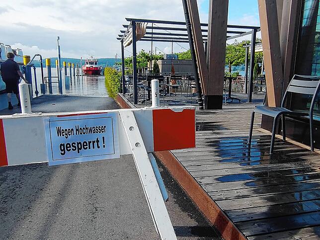 An der Mole wurden Sperrungen aufgebaut. Der Biergarten des Molencafés steht bereits unter Wasser.