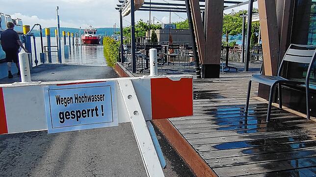 An der Mole wurden Sperrungen aufgebaut. Der Biergarten des Molencafés steht bereits unter Wasser.