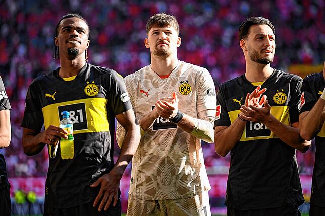 Dortmunds Carney Chukwuemeka (l-r), Dortmunds Torwart Gregor Kobel und Dortmunds Ramy Bensebaini bedanken sich nach dem Spiel bei den ...