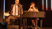 Patti Basler hört als „Dummerchen“ Vreni ihrem von Philippe Kuhn gespielten Chef zu, der Parolen zum Besten gibt. Foto: Jean-Marc Felix