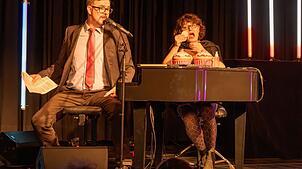Patti Basler hört als „Dummerchen“ Vreni ihrem von Philippe Kuhn gespielten Chef zu, der Parolen zum Besten gibt. Foto: Jean-Marc Felix