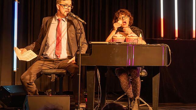 Patti Basler hört als „Dummerchen“ Vreni ihrem von Philippe Kuhn gespielten Chef zu, der Parolen zum Besten gibt. Foto: Jean-Marc Felix