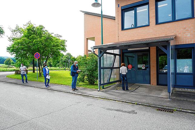 Abstand halten: Wie hier an der Stempelstelle in Rheinheim mussten Schweizer Kunden mit ihren Ausfuhrscheinen neue Regelungen befolgen