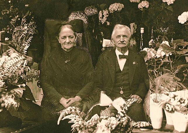 Goldene Hochzeit des Ehepaars Kleißler im Jahr 1932: Die Blumenpracht und Fülle an Geschenken zeigt den Grad des Ansehens der Kleißlers ...