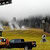 Im Kleinwalsertal werden auf den Skipisten schon einmal die Schneekanonen ausprobiert. Wenn alles nach Plan läuft, dann soll Skifahren ...