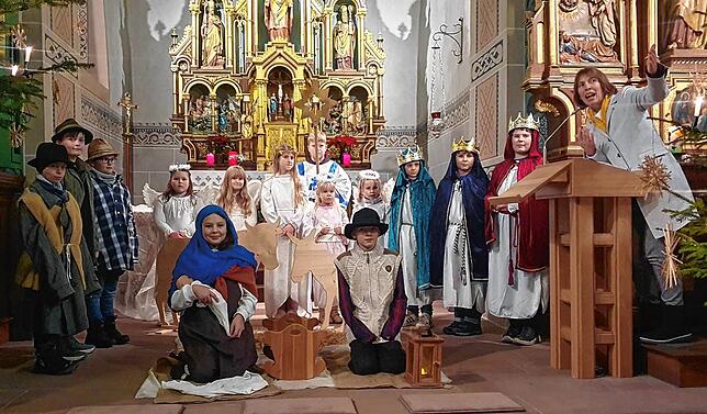 In Schönenbach stellen die Kinder die Heilige Familie, Engel, Hirten und die drei Weisen aus dem Morgenland dar. Insbesondere Familien ...