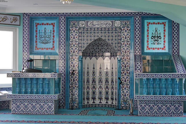 Von außen sieht die Moschee wie eine kleine Fabrik aus, aber von innen erstrahlt sie in Blau. Sowohl der Fußboden, die Wände als auch ...