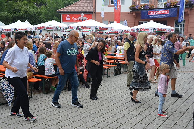 Ausgelassen tanzen am Sonntag auf dem Rathausplatz die zahlreichen Gäste jeden Alters zu alten Partyhits.