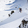 Ein Freeride-Skifahrer springt abseits der Piste in den Schweizer Alpen durch die Luft.