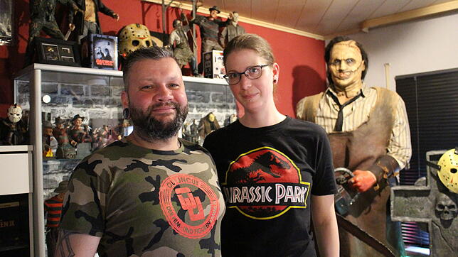 Oliver und Corinna Müller in ihrem Wohnzimmer. Das Paar lebt in der Film- und Figurensammlung. Rechts im Bild eine lebensgroße Figur von ...