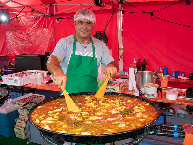Spanische Paella gehört bei der Nacht der Kulturen traditionell zu den beliebtesten kulinarischen Gerichten. Gleich mehrere dieser ...