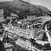 Das legendäre Kurhaus in St. Blasien, im Vordergrund das noch heute in anderer Form existierende Hotel &bdquo;Klosterhof&ldquo;, rechts ...