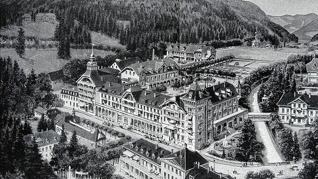 Das legendäre Kurhaus in St. Blasien, im Vordergrund das noch heute in anderer Form existierende Hotel &bdquo;Klosterhof&ldquo;, rechts ...