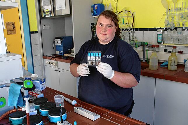 Die Auswertung der Wasserproben im Labor zählt zu den wichtigen Aufgaben von Abwassermeisterin Anna Gerritsen, hier in der Kläranlage ...