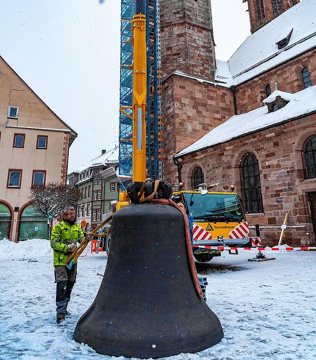 Die Christus-Salvator-Glocke wird für ihren Transport in den Turm vorbereitet.