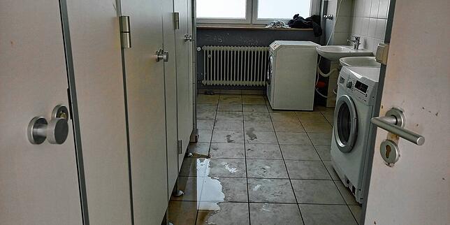 Blick in den Duschraum. Die Lage hier muss sich allerdings kürzlich verbessert haben.