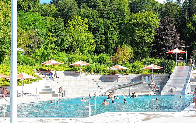Viele junge Besucher genießen die Abkühlung im Nichtschwimmerbecken. Vor allem die breite Rutsche ist sehr beliebt. Auf den Liegebänken ...