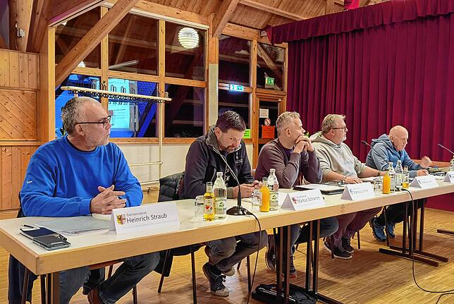 Stets aufmerksam dabei: Heinrich Straub (links) neben seinen Gemeinderatskollegen Markus Schramm, Markus Löchle, Andreas Illich und ...
