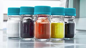 Das Bild zeigt Chlorid-Gläschen des Unternehmens Taniobis. Die Produktion von Tantal- und Niobchlorid ist ein Schwerpunkt am ...