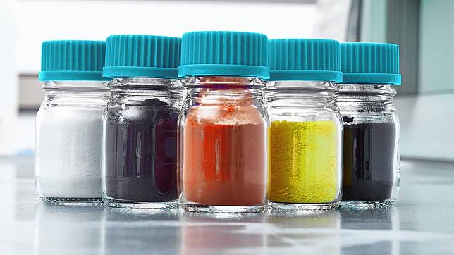 Das Bild zeigt Chlorid-Gläschen des Unternehmens Taniobis. Die Produktion von Tantal- und Niobchlorid ist ein Schwerpunkt am ...