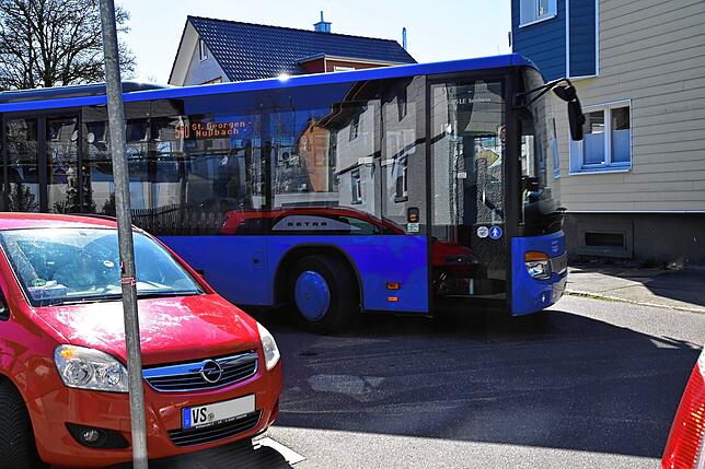 Auch geparkt wird wild. Durch das parkende Auto links kommt der Linienbus fast nicht um die Kurve.