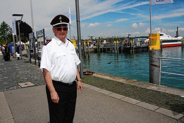 Alles trocken – Peter Renker von der Feuerwehr steht im Konstanzer Hafen dort, wo er und seine Kollegen damals gegen die Fluten kämpften.