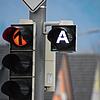 Die Ampel an der Bundesstraße 34, Ecke Untere Flüh &ndash; Friedrichstraße, in Bad Säckingen leuchtet rot und der Verkehr in Richtung ...