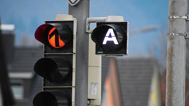 Die Ampel an der Bundesstraße 34, Ecke Untere Flüh &ndash; Friedrichstraße, in Bad Säckingen leuchtet rot und der Verkehr in Richtung ...
