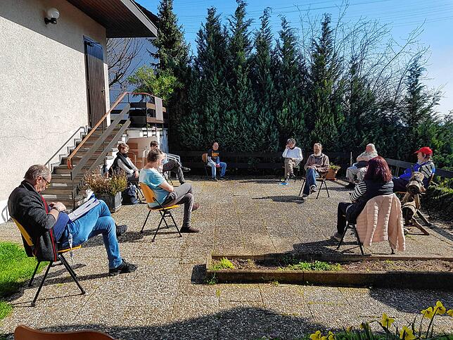 Zur Besprechung des Haus Benedikts kommen auch in der Corona-Krise viele Bewohner. Doch sie halten Abstand.