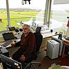 Wolfgang Schubert beobachtet im Tower des Flugplatzes Donaueschingen derzeit wenig Flugbewegungen.
