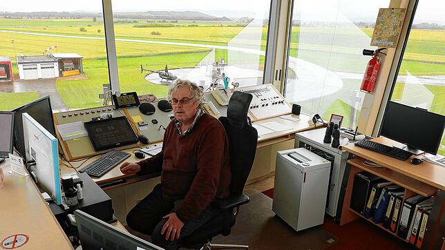 Wolfgang Schubert beobachtet im Tower des Flugplatzes Donaueschingen derzeit wenig Flugbewegungen.