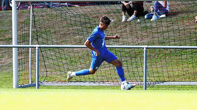 Douglas Knappe (VfR Stockach) trifft gleich doppelt für seine Mannschaft. Am Ende gewann diese die Partie gegen den FC Schonach mit 4:1.