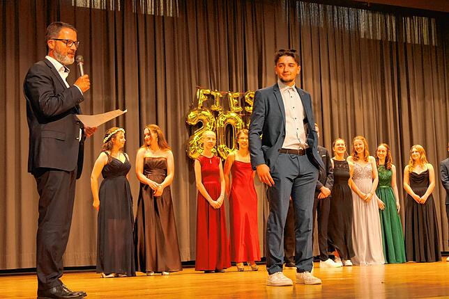Schulleiter Tobias Andelfinger (links) überreichte den Scheffelpreis an Jaan Günaydin, der die beste Deutsch-Klausur im Abitur ...