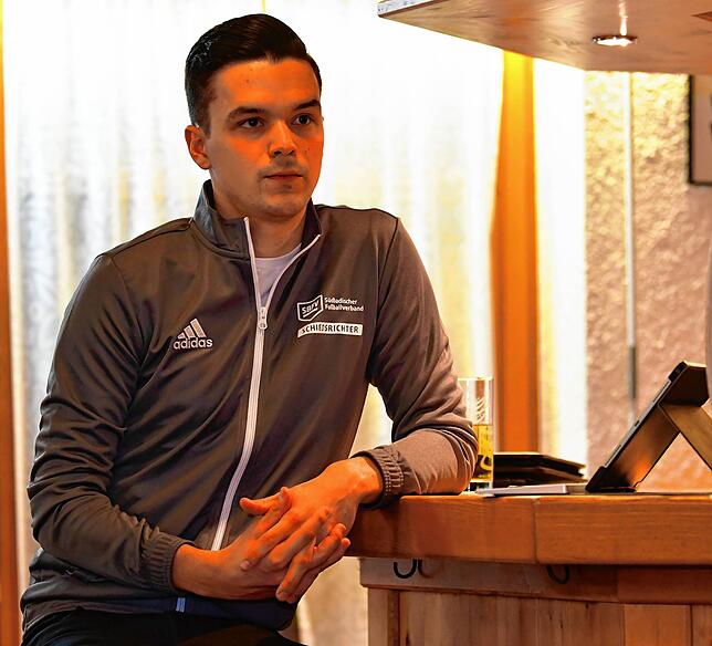 Gastgeber: Mathias Heilig, Oberliga-Schiedsrichter aus Erzingen, beim Dialog der Unparteiischen mit den Trainer aus Bezirksliga und ...