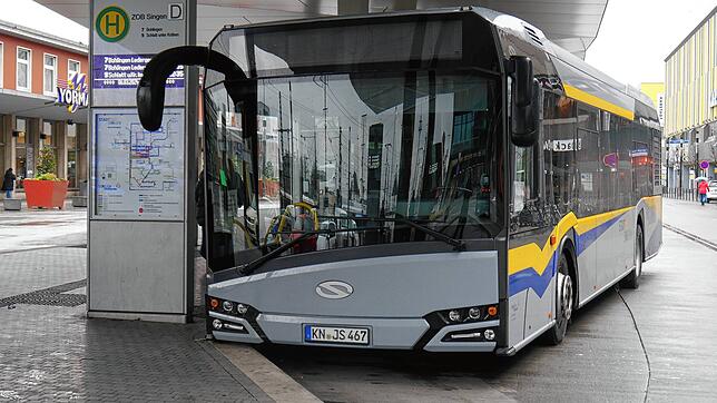 Ein Bus der Stadtwerke Singen im Busbahnhof am Bahnhof: Zum Jahreswechsel werden die Tickets teurer, und das teilweise deutlich.